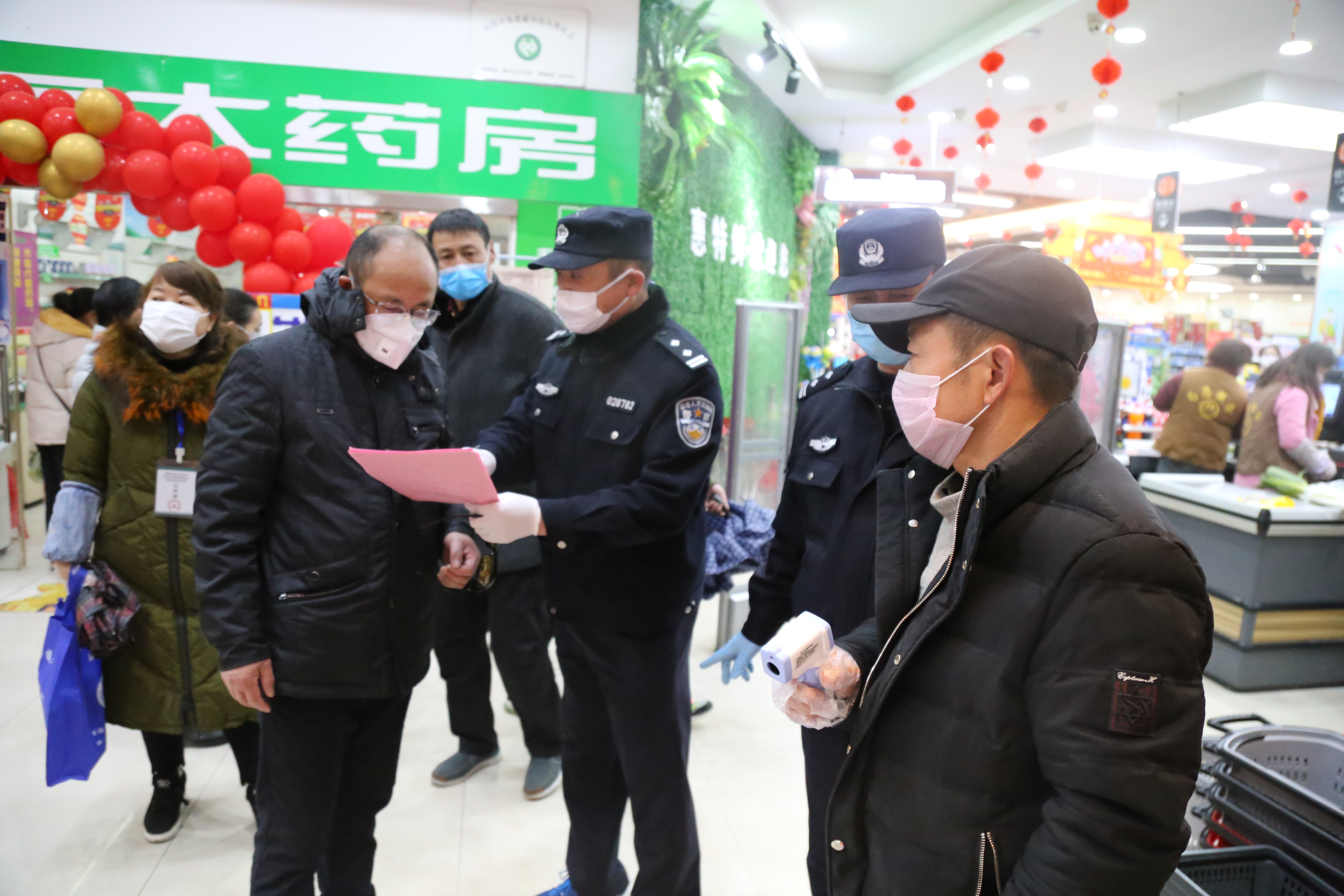 疫情防控公安民警始终冲锋在一线,坚持打赢防疫战