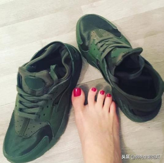 奇葩！英国女孩卖二手臭袜子年入百万，买家要求更是让人受不了