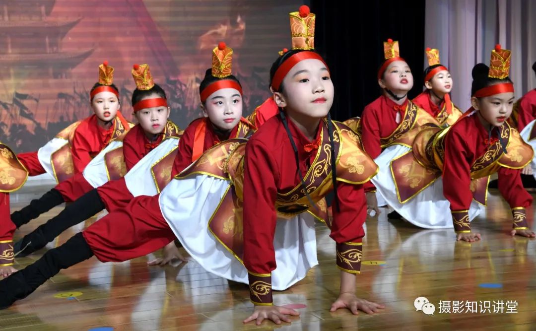 儿童摄影如何逗孩子拍入园照,儿童摄影周岁照拍摄技巧