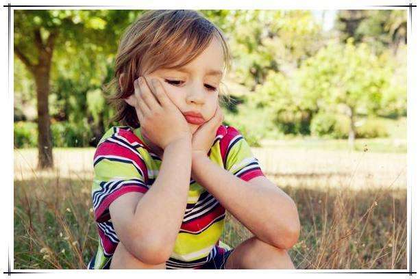 孩子性格内向如何正确引导,对孩子太严厉导致孩子性格内向