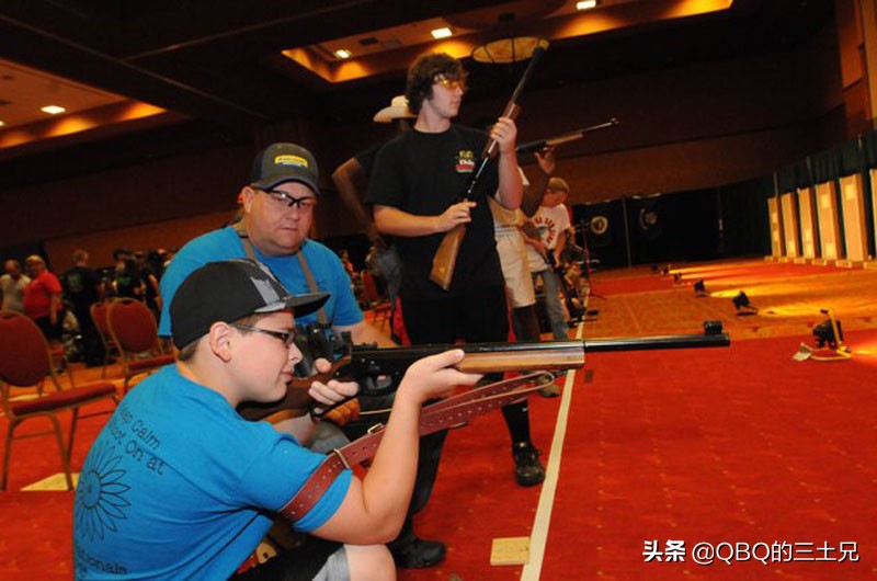 除了你熟悉的*弹铅**之外，世界上还有一多半的气枪，是打这种小球的