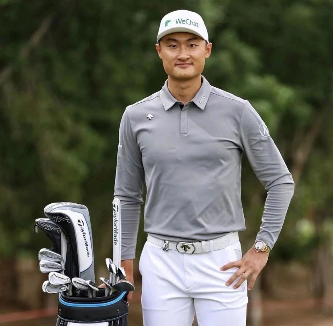 白老虎关天朗赢冠军;独臂长者一杆进洞:“福勒大叔”变装球童