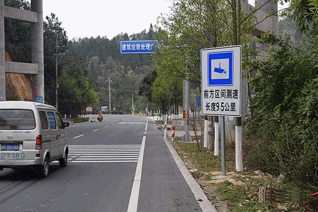 开车途中遇到电子眼急刹有用吗,行车记录仪有闯红灯和限速提示