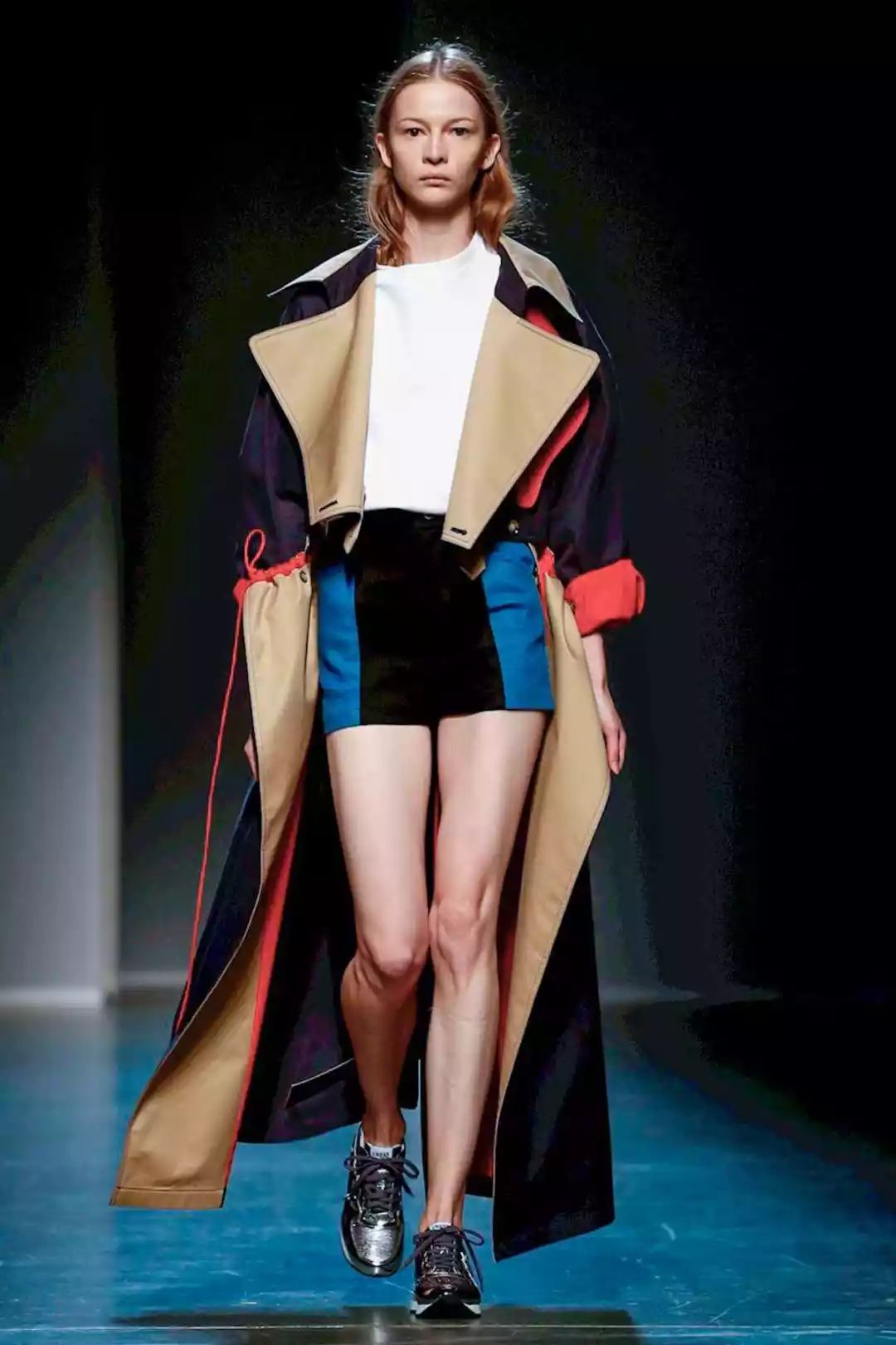 短风衣怎么穿出高级感,超长风衣穿搭技巧