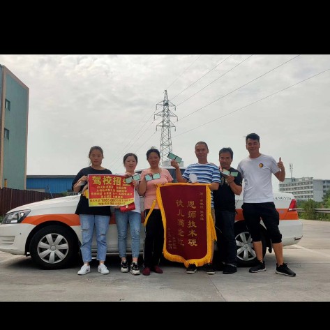 一个驾校教练一般工资多少,驾校教练一般一个人赚多少钱