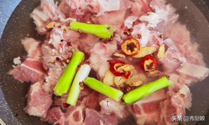 炖排骨汤直接下锅就错了,炖排骨先放了水了怎么办