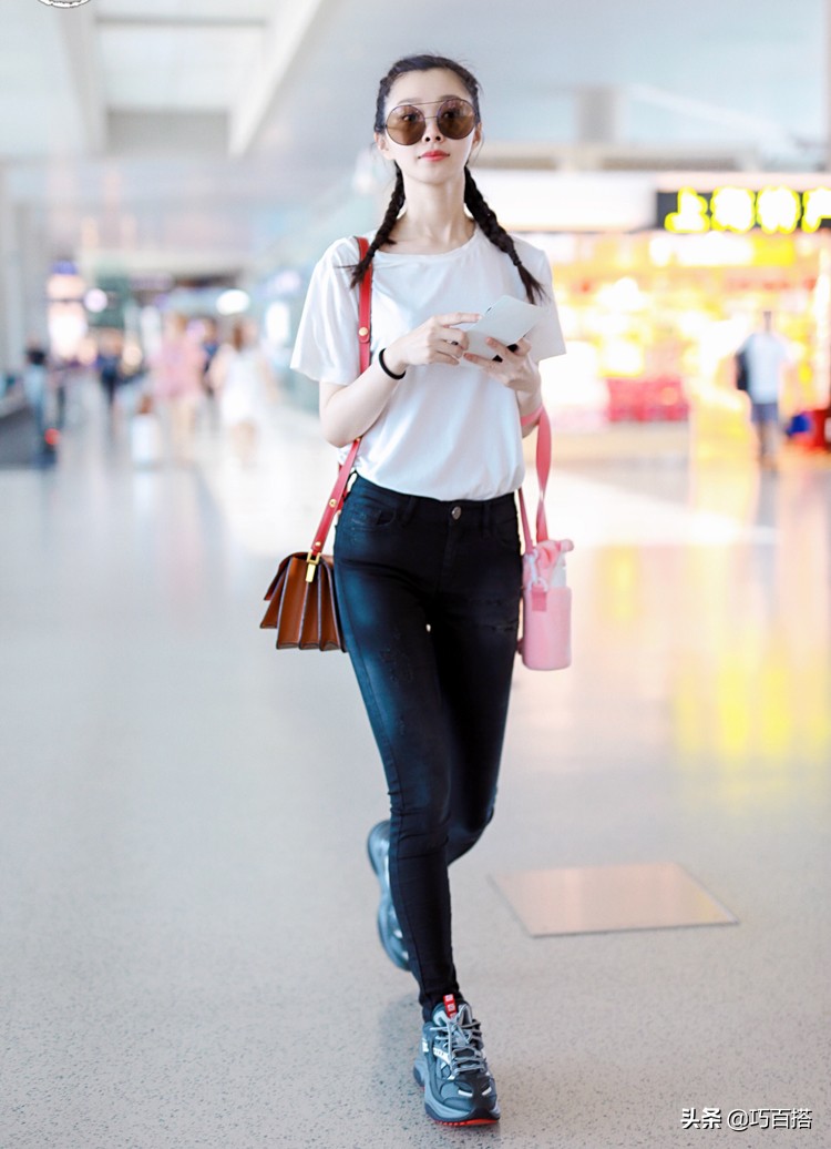 宋轶身着星空裙露出美丽天鹅颈,宋轶白色纱裙造型亮相品牌活动