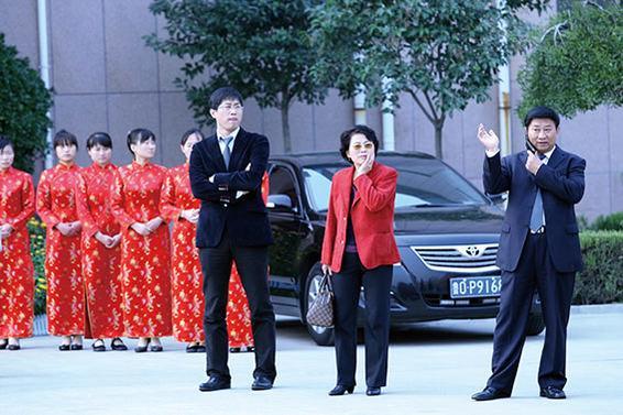 山东这俩富二代,都是马云学生,他爸曾是聊城首富,她被称最漂亮