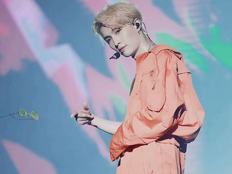 张艺兴匡威联名款穿搭,张艺兴穿黑匡威