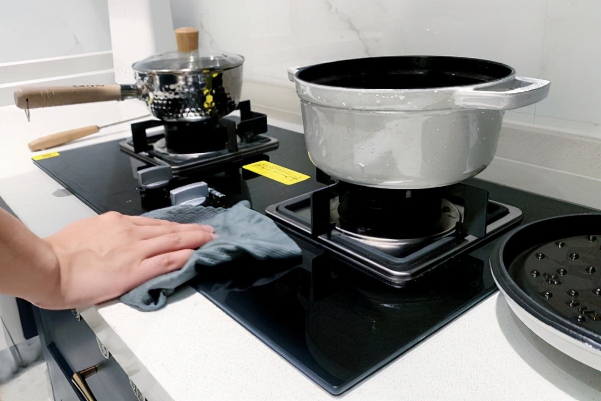 想让天然气车跑得快还省气找谁修,燃气表走得太快了怎么办需要换吗