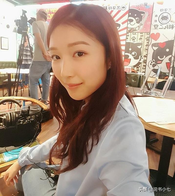 小超人的千亿女友圣诞怎么过，抱着猫咪做直播，买包才用119元