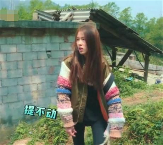 巨婴女孩16岁还要喂饭,24岁女巨婴因生活费与父母大吵