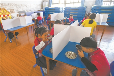 多地幼儿园面临一孩难求窘境,幼儿园开学孩子不想去怎么办