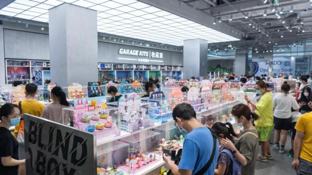 探店|KK集团潮玩店X11:联名手办火热,背后是年轻人的情绪投射