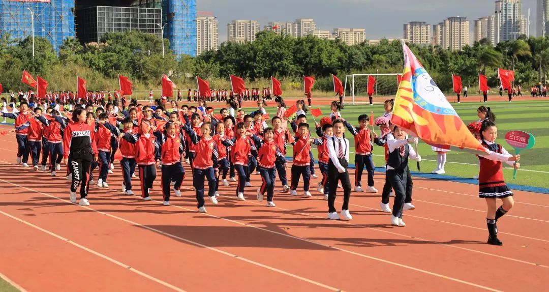 小学秋季田径运动会报道,运动少年展英姿