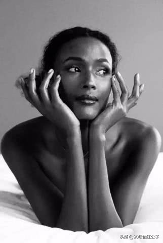 她4岁被*暴强**，13岁逃婚，如今令28个国家的男人闻风丧胆