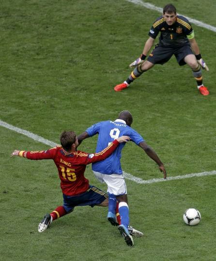 穆里尼奥谈巴洛特利两个黄牌,巴洛特利情史