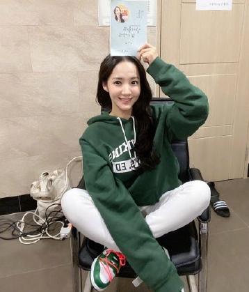 34岁朴敏英颜值太耐打了，收腰的连衣裙又美又飒，女人看了都心动