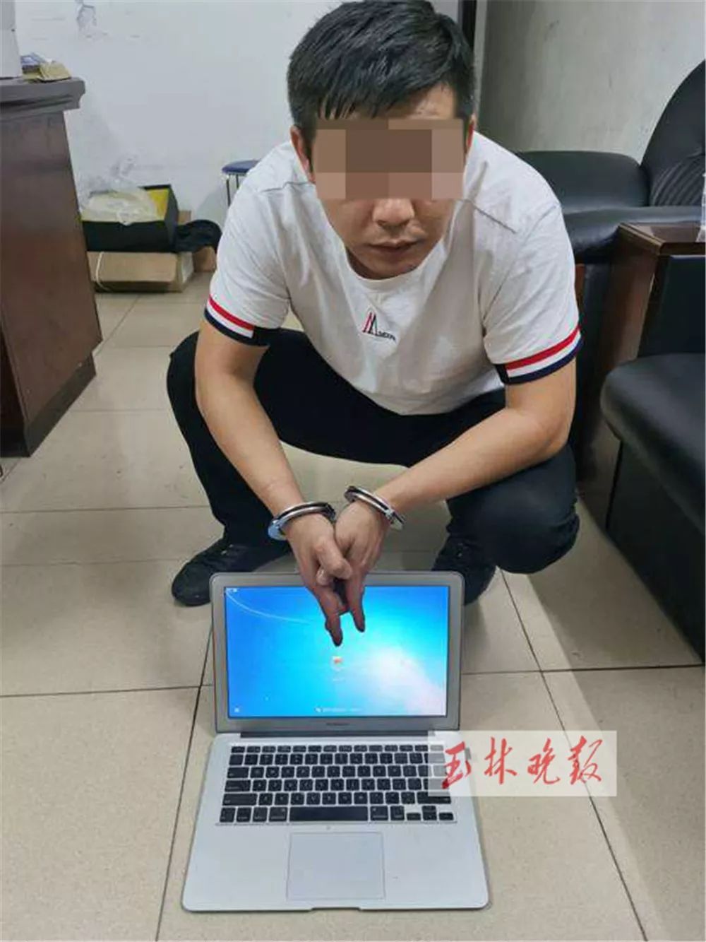 男子请教亿万富翁发财之道,一男子结账欲用手法骗钱