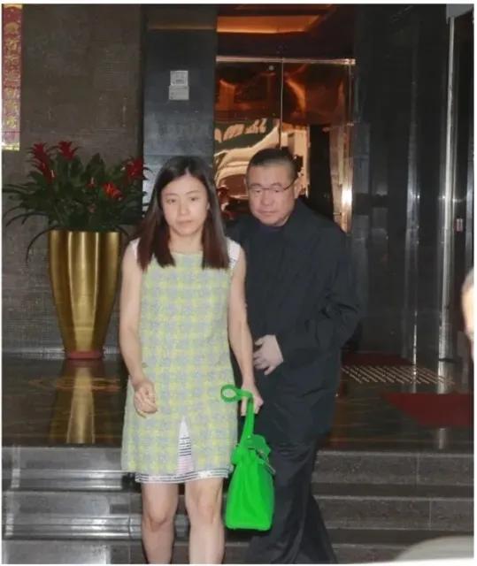 亿万富豪给孙子留下200亿遗产,富豪赠送700亿继子