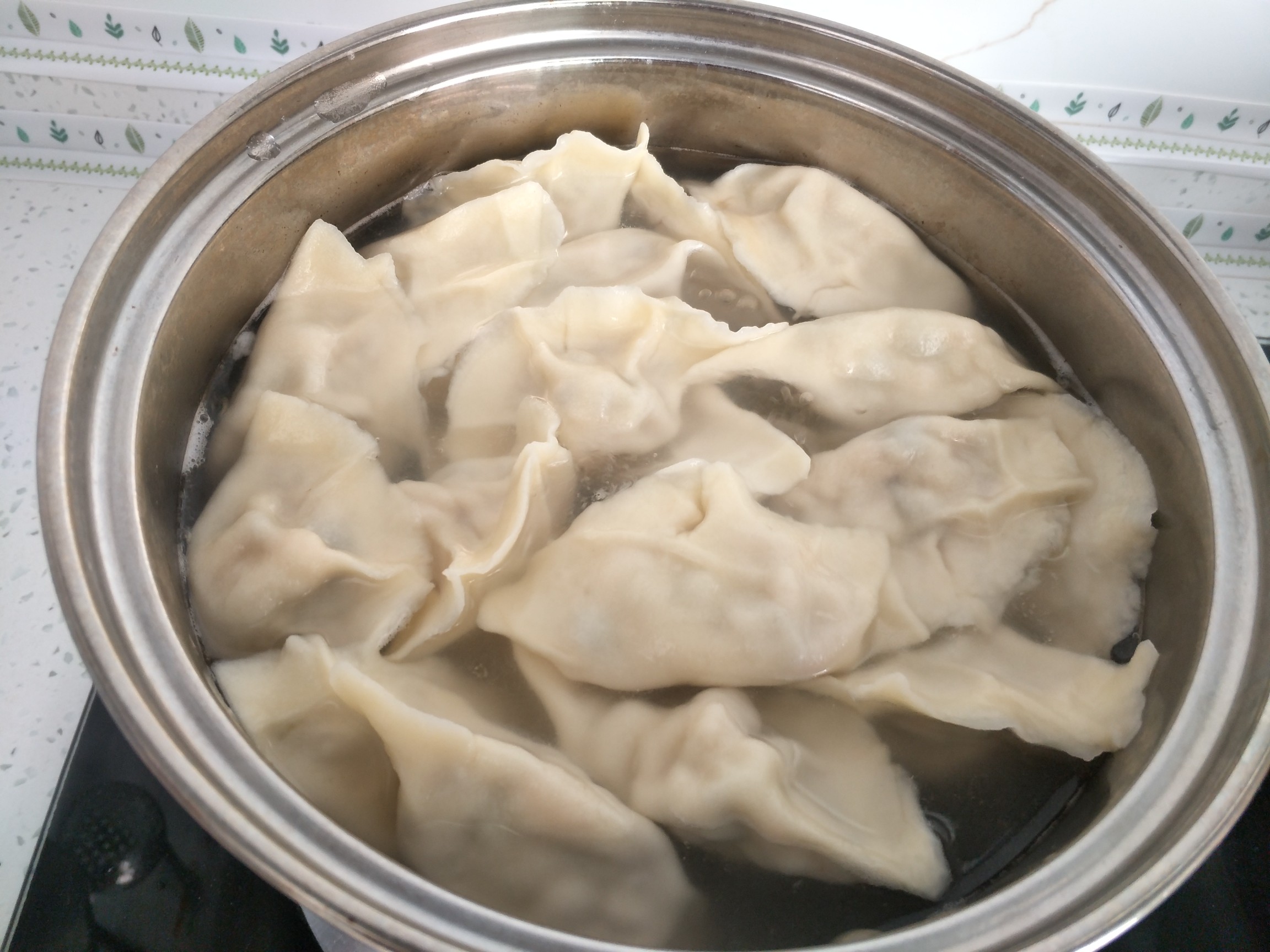 煮饺子时水是煮开了再下吗,煮饺子最忌讳开水下锅