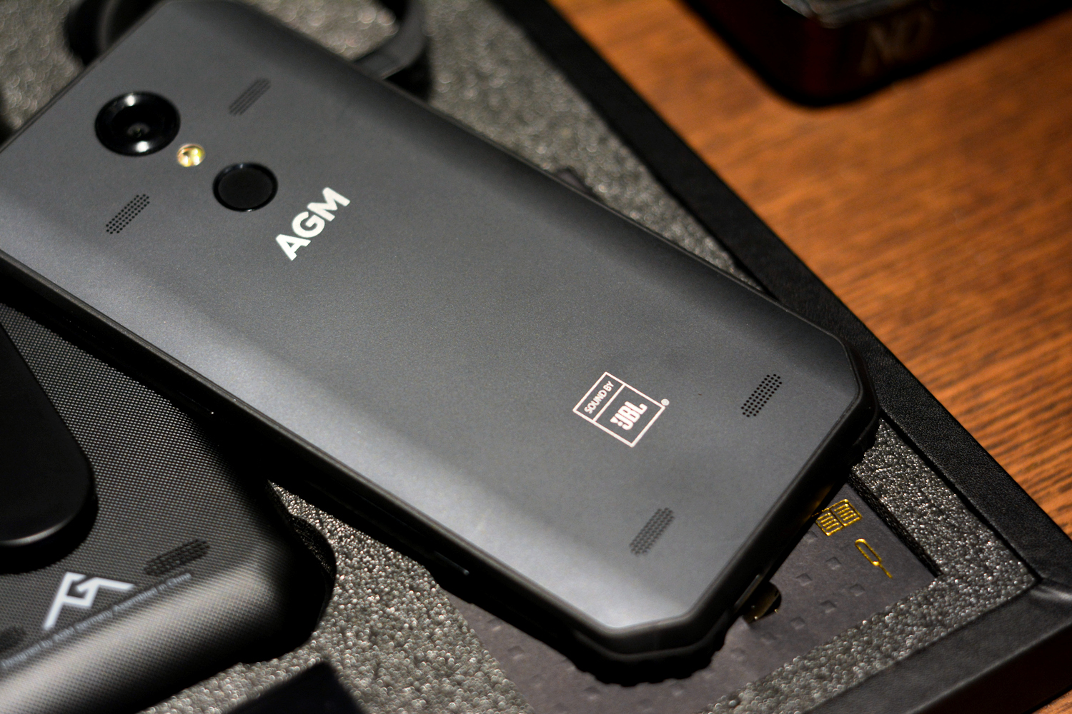 AGMH1手机:不怕摔,不怕水,能待机20天,父母最爱?