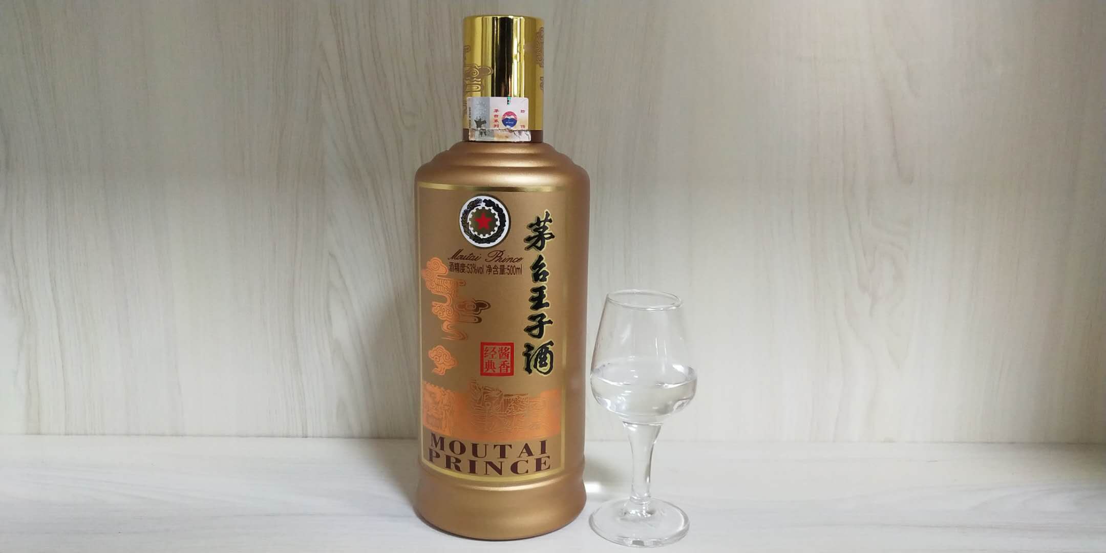 陶瓷瓶装的茅台生肖鸡一高一矮，但都是真货，陶瓷瓶是非多？