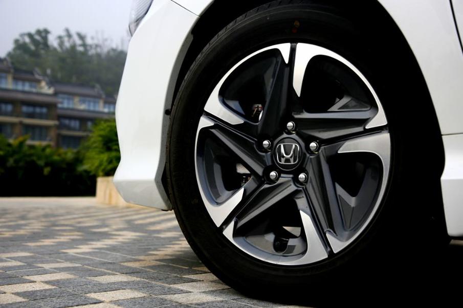 本田思域与福特福睿斯哪个好,福克斯和思域选择哪一款