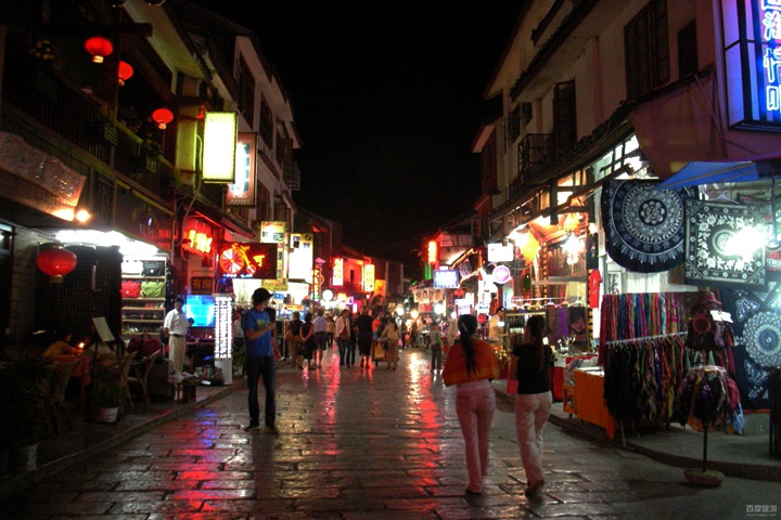 桂林旅游吃啤酒鱼哪里好吃的多,桂林阳朔在哪里吃啤酒鱼