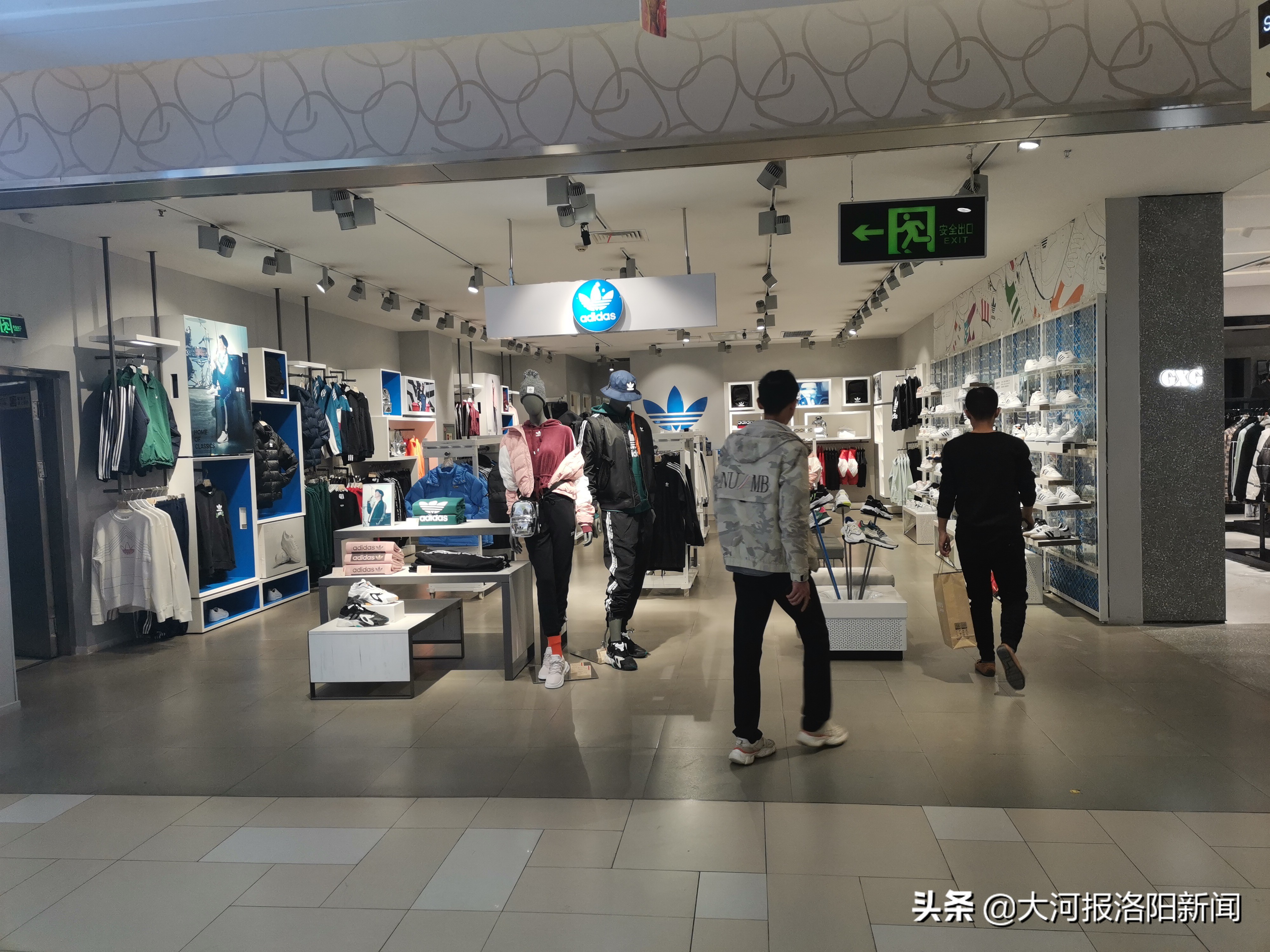 阿迪达斯三叶草鞋子脱胶怎么处理,男子买阿迪10天开裂