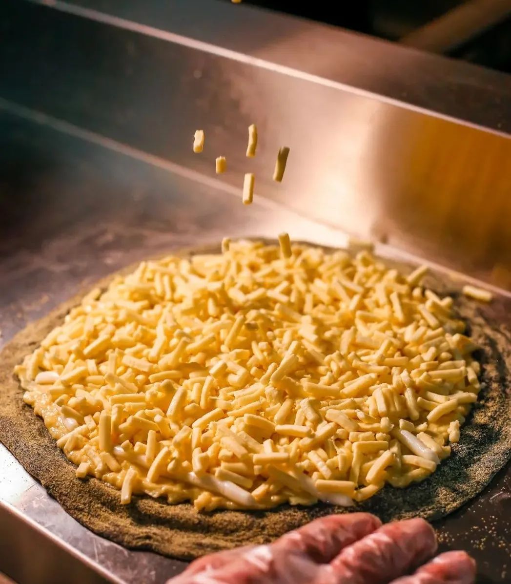 达明路上这家「黑店」，靠着瀑布芝士杀疯了