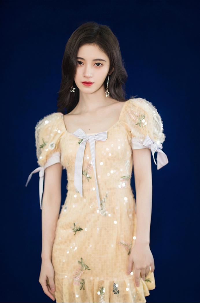 鞠婧祎荷叶边领泡泡袖短款上衣,有一种减龄叫鞠婧祎穿格子衣服