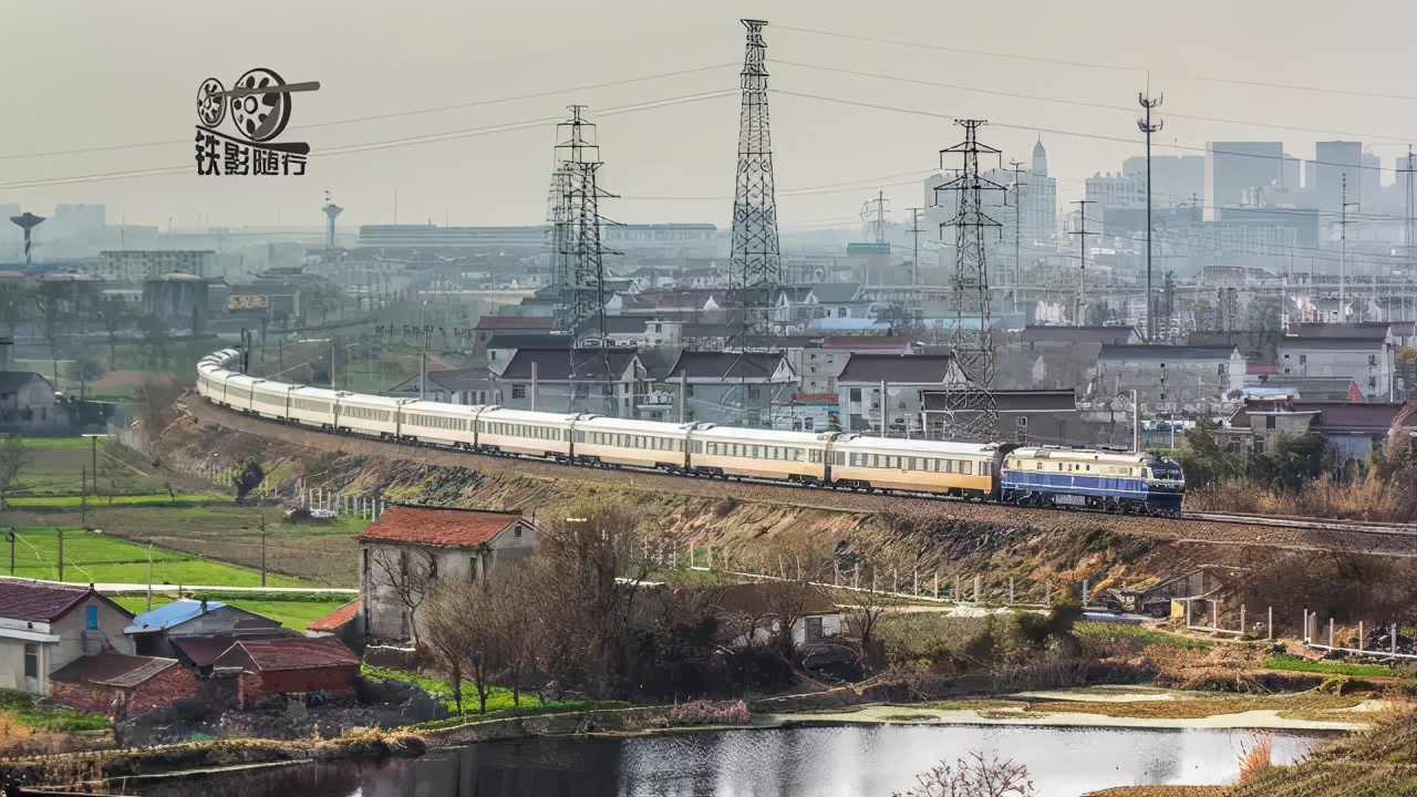 铁影车,东风11型内燃机车照片