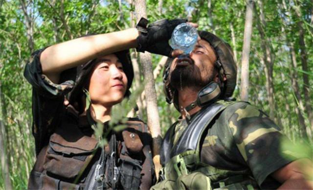 在中国边境线军营蹭饭的外国军人,中国边境没有围栏吗