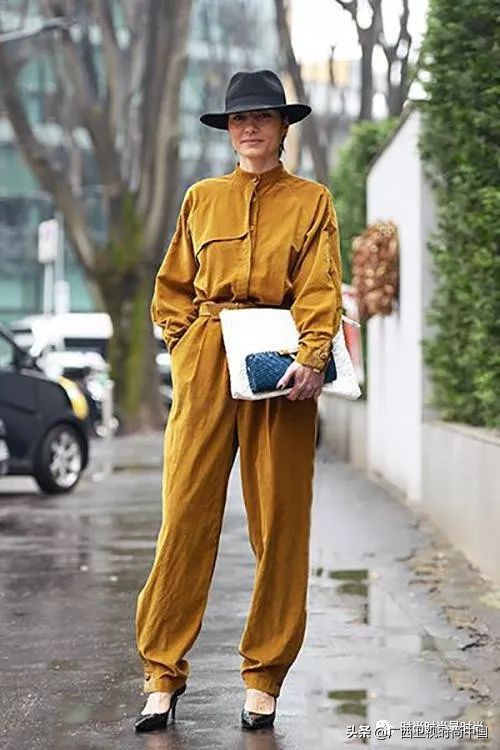 男灯芯绒裤子的搭法,灯芯绒中款穿搭