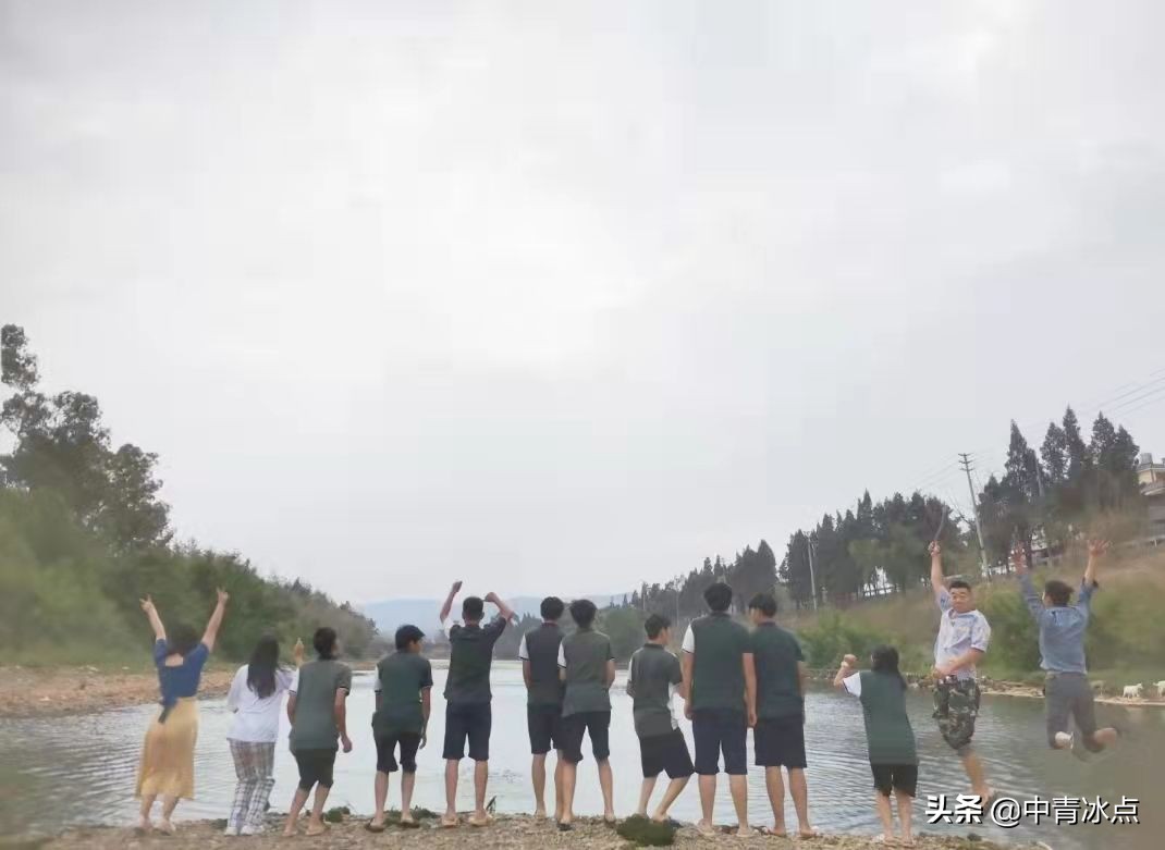 10年来这所中学接收了2000多“问题学生”,有的割腕有的要当乞丐,校长说,把孩子养亲了,教育才可能发生