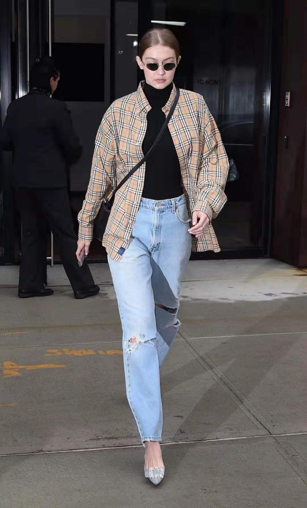 今年秋冬别再穿打*裤底**了,现在大家都在穿“拉丝裤”,显瘦还百搭