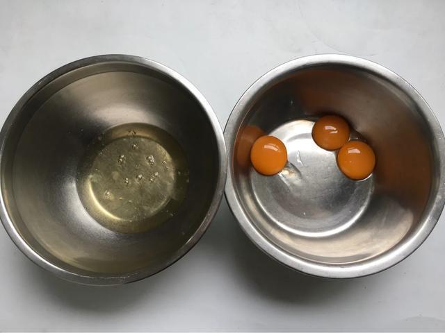 4个鸡蛋1碗面粉做松软可口蛋糕,用电饭煲2个鸡蛋做戚风蛋糕