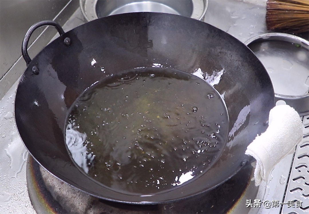 香蕉别再撕着吃了,香蕉别总扒皮直接吃