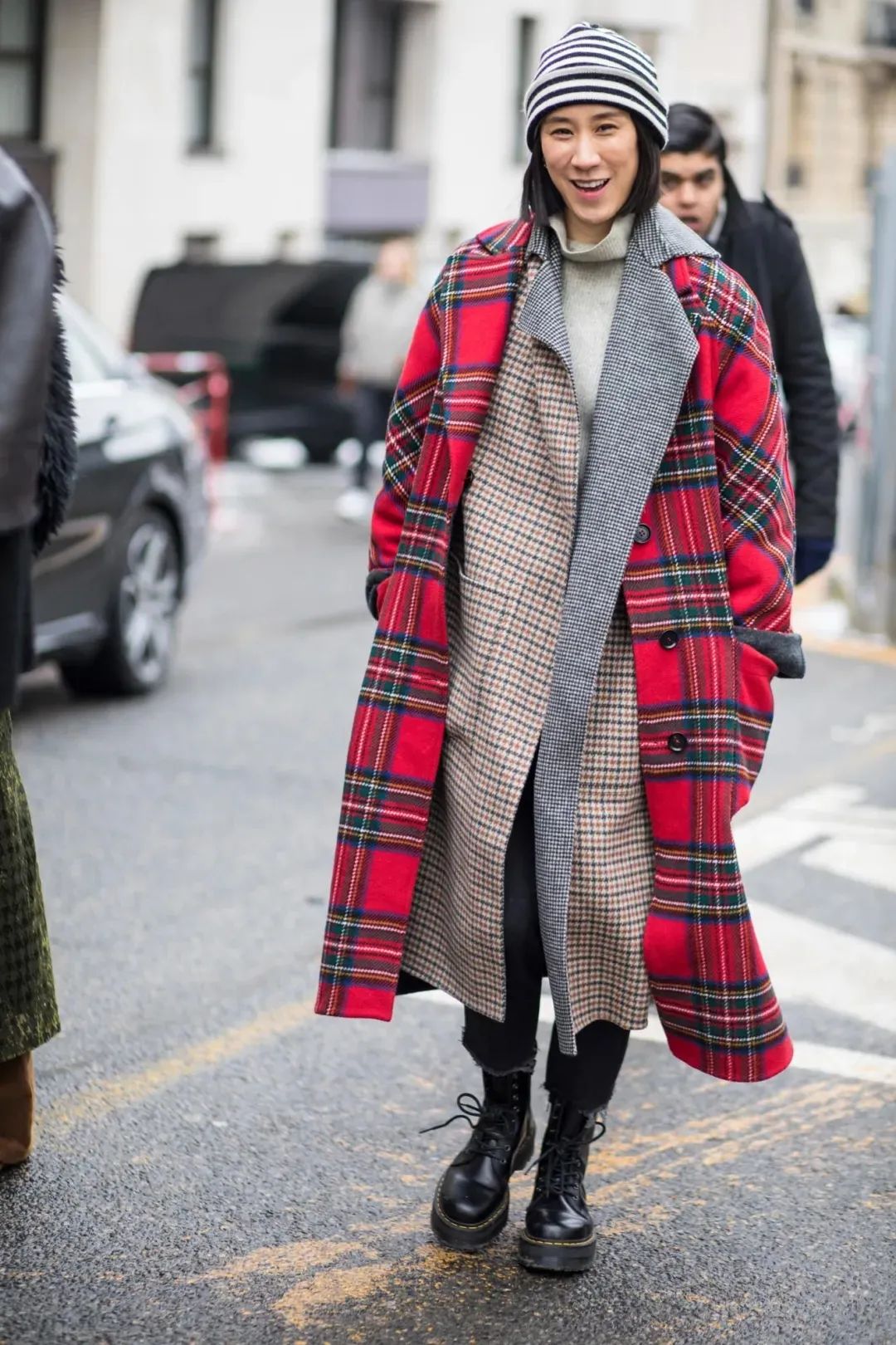 黑白格纹大衣怎么搭配好看,戴帽子黑白格纹大衣怎么搭配好看