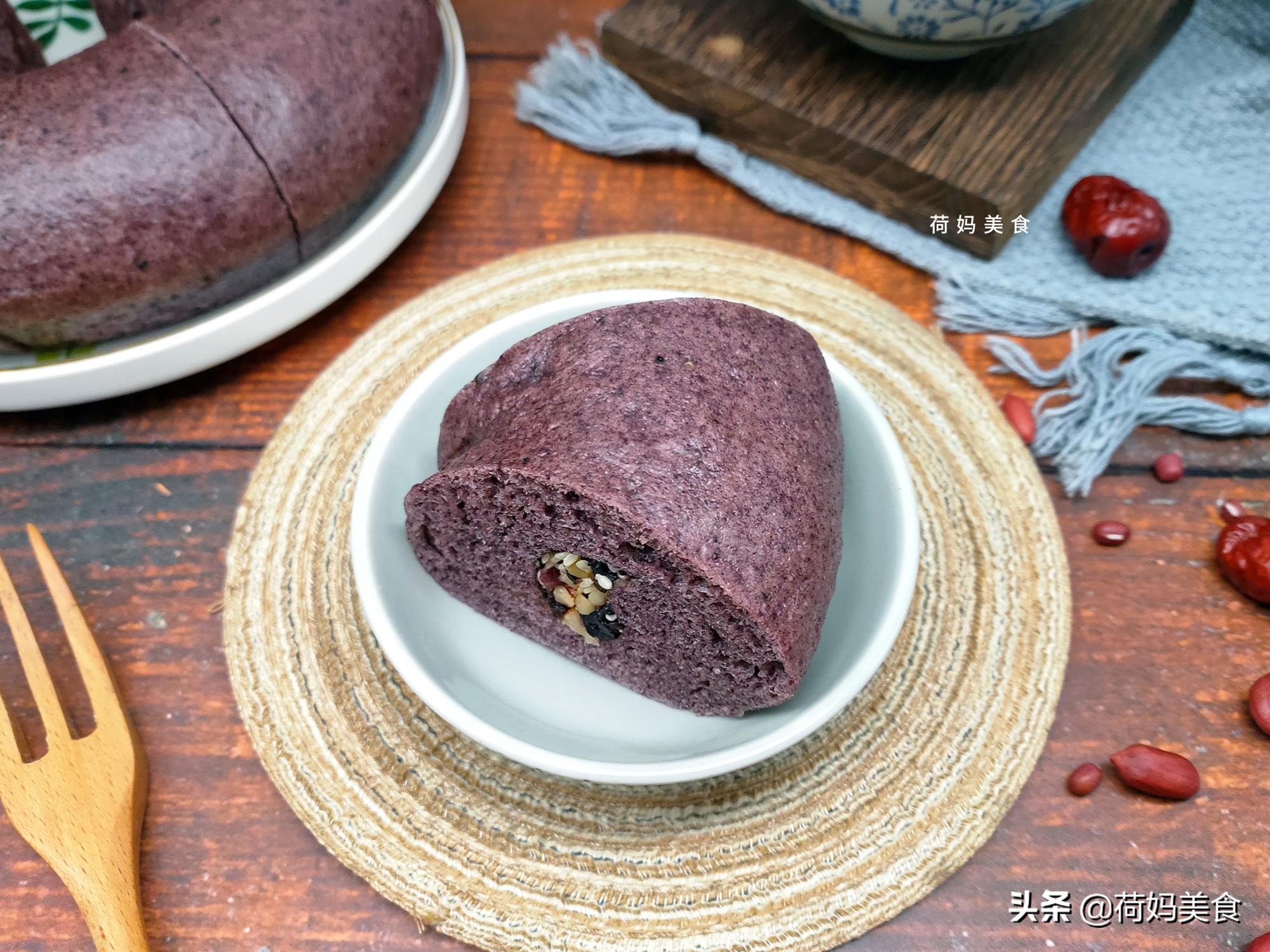 闺女不爱吃馒头,用黑米和糯米粉做面包