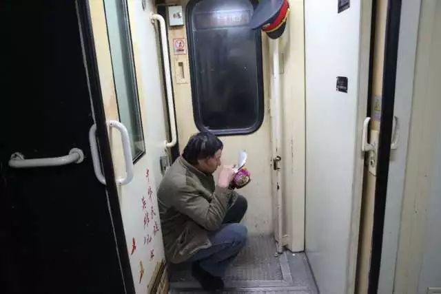 硬座难受还是硬卧难受,硬座真的很难受吗