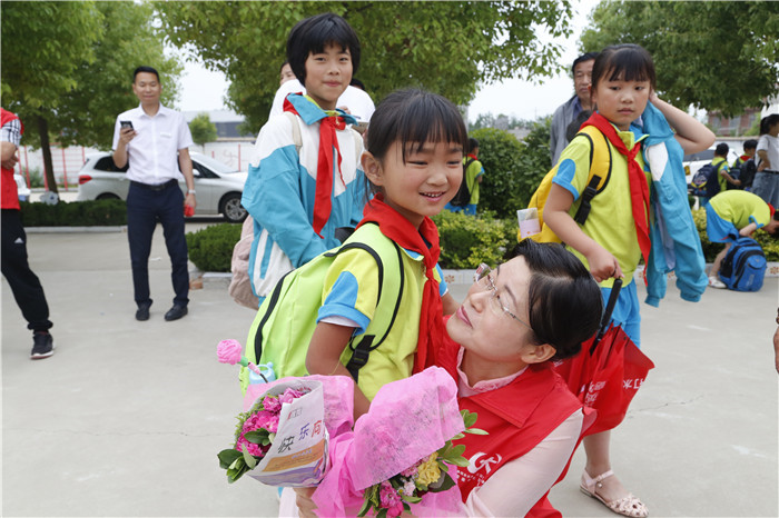 六一儿童节献爱心慰问活动,关爱困境儿童六一慰问暖童心