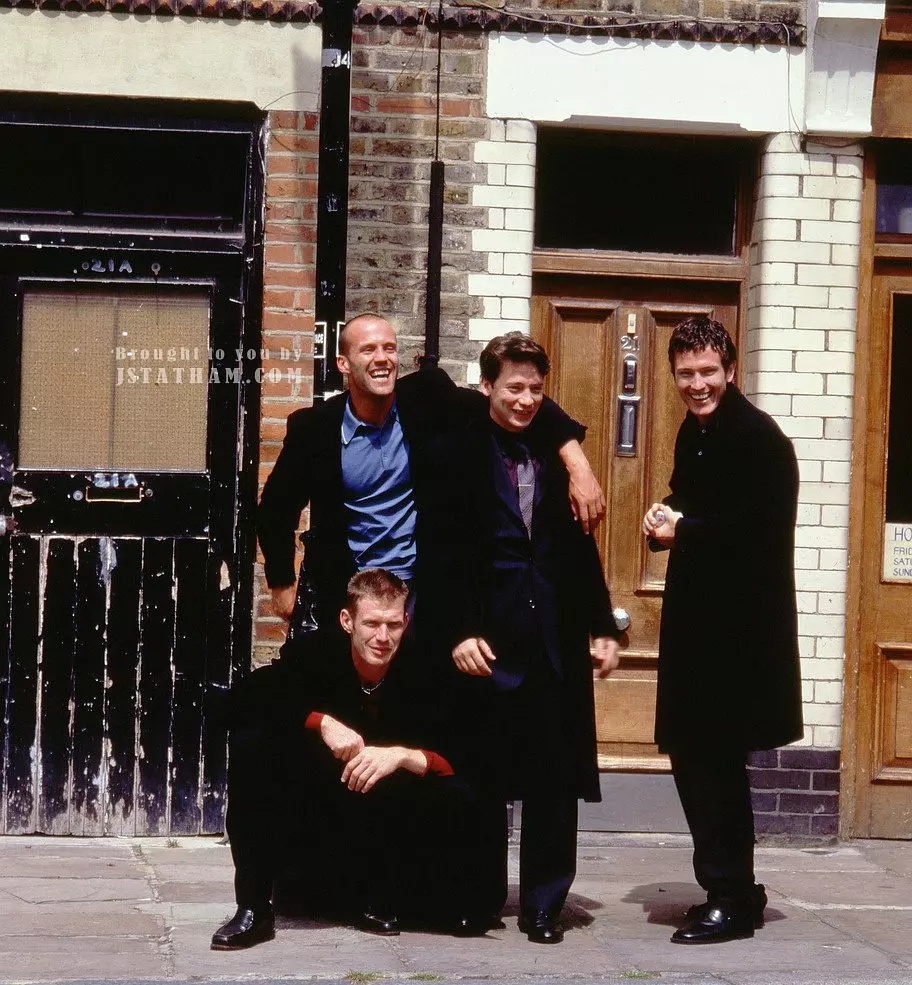 它是迄今为止最有个性的英国电影，狗咬狗的人物关系经常被模仿