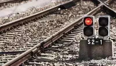 黄灯冲过去一半变红灯被扣分了,闯黄灯没打转向灯会不会扣分