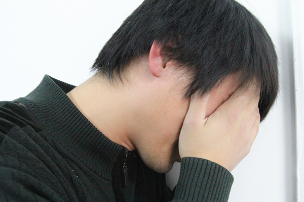 睡觉时感觉从高空坠落是怎么回事,快睡着的时候突然感觉踩空了