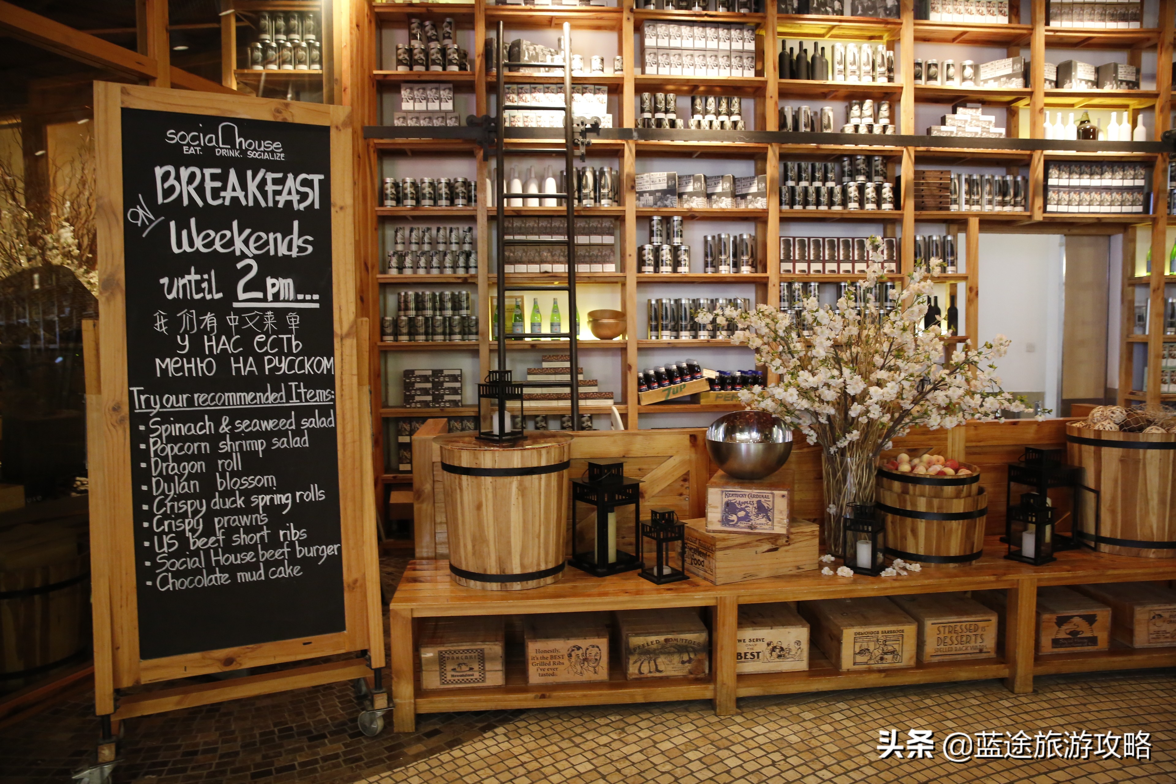 在迪拜奢华的购物中旅游和玩抖音,在迪拜购物是什么体验