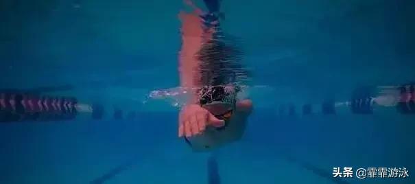 自由泳划水时头往另一边偏,自由泳标准一分钟划水次数