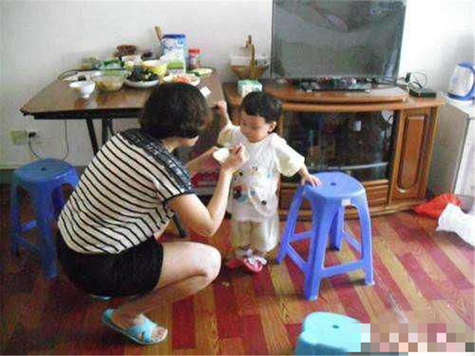 如何改掉孩子吃饭到处跑的坏习惯,如何控制孩子吃饭满地跑