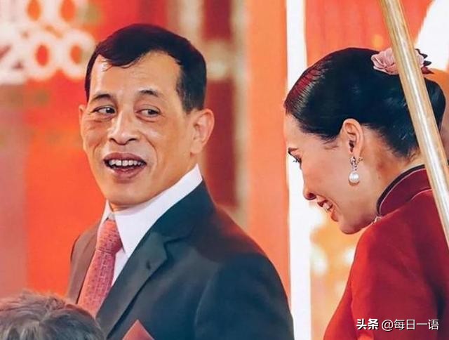 花心泰王也温柔?结婚周年陪王后穿情侣装,满脸宠溺给娇妻打下手